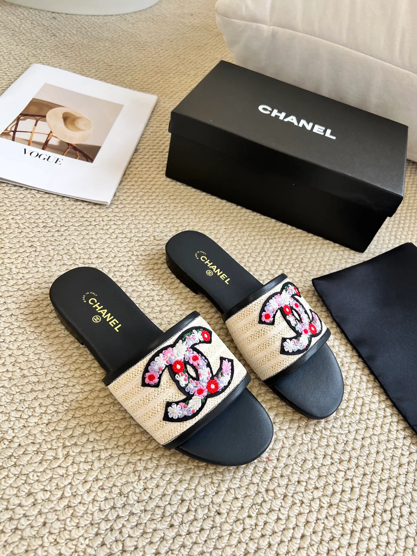 👟👟Ex-factory price 340👟👟 Genuine leather sole +30 CHANEL, the upper uses three-dimensional electric embroidery technology, the upper foot is comfortable, soft and breathable, must-have size 35-43 every day, leather sole +30